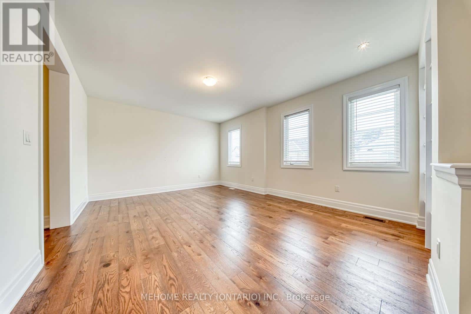 Aurora — Aurora - Photo 5 of 45