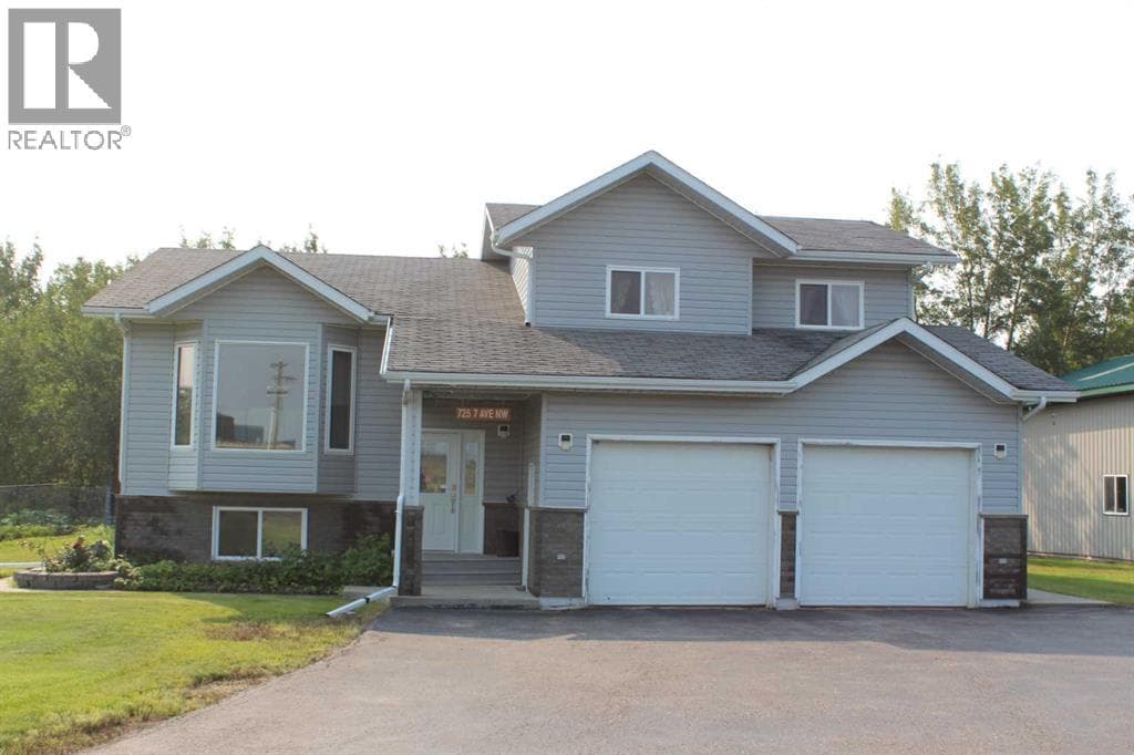 725 7th Avenue NW — Manning, Alberta - Main photo