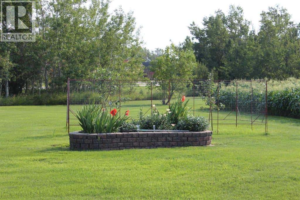 725 7th Avenue NW — Manning, Alberta - Photo 2 of 43