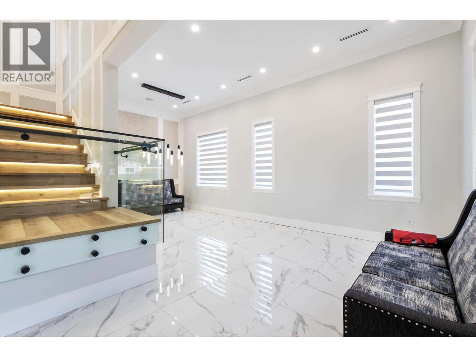 8007 BRADLEY AVENUE — Burnaby, British Columbia - Photo 3 of 40