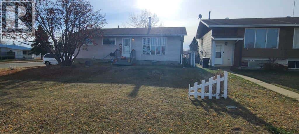 4601 50 Avenue — Grimshaw, Alberta - Photo 2 of 37