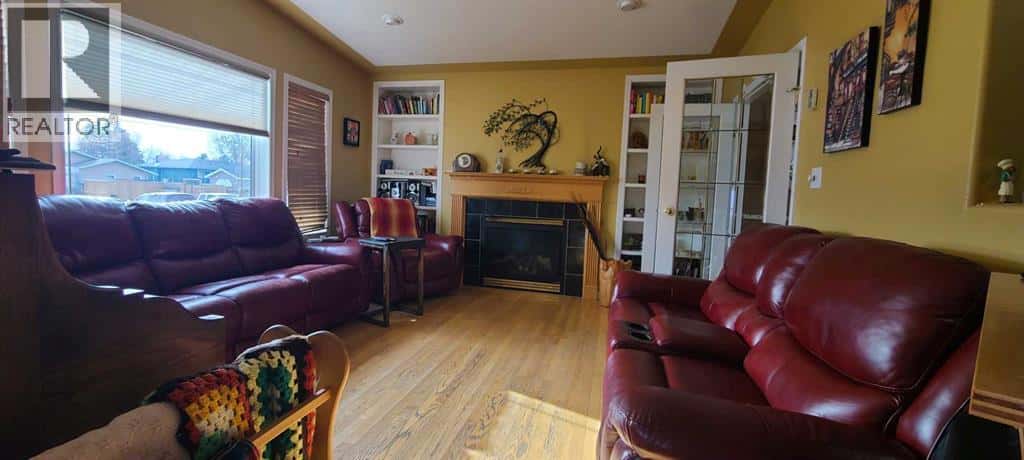 4601 50 Avenue — Grimshaw, Alberta - Photo 5 of 37