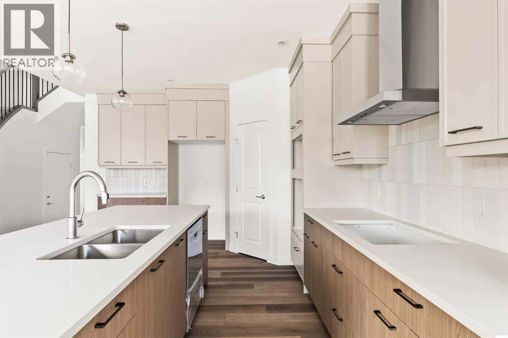 192 Creekstone Circle SW — Calgary, Alberta - Photo 4 of 31