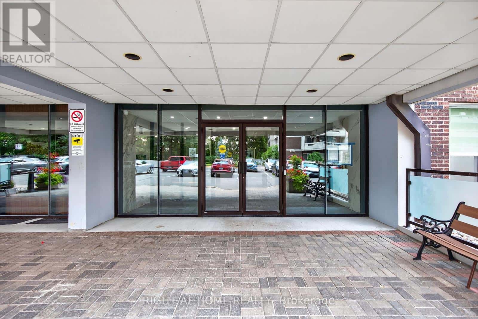 211 - 60 INVERLOCHY BOULEVARD — Markham (Royal Orchard), Ontario - Photo 3 of 50