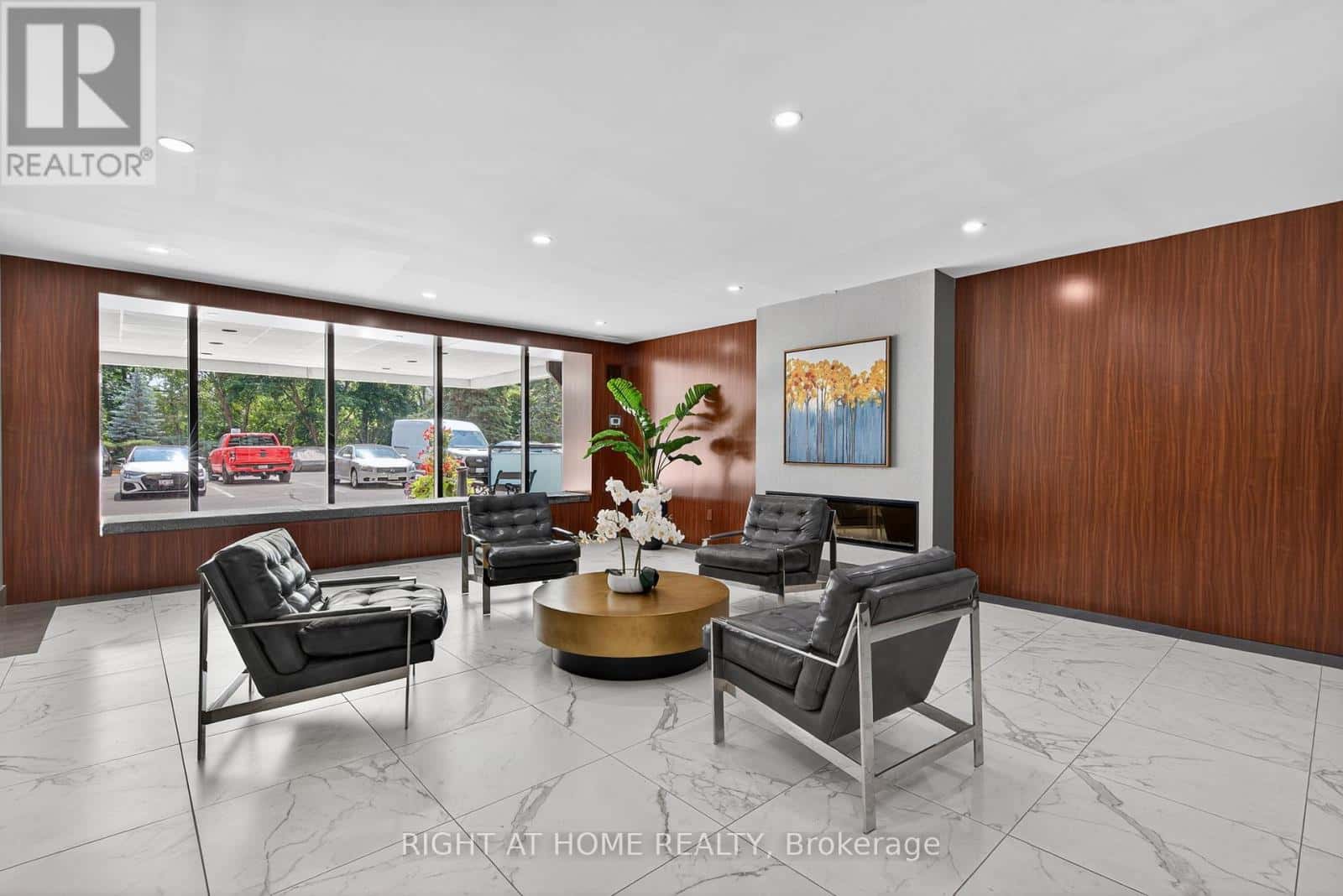 211 - 60 INVERLOCHY BOULEVARD — Markham (Royal Orchard), Ontario - Photo 2 of 50