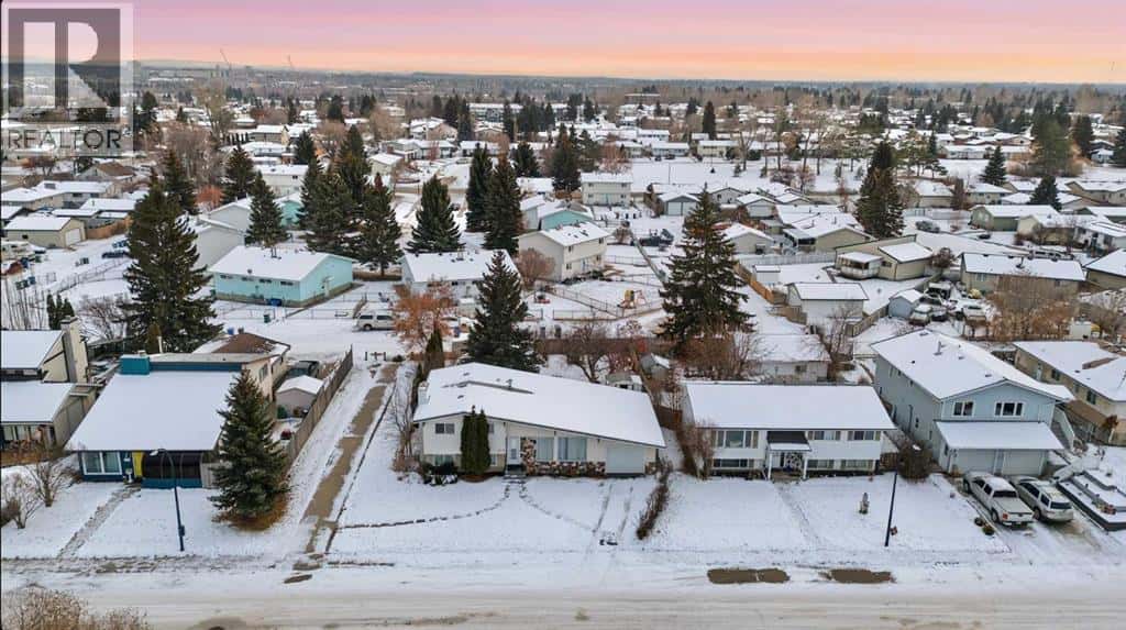 6121 Hamilton Drive — Red Deer, Alberta - Photo 3 of 41