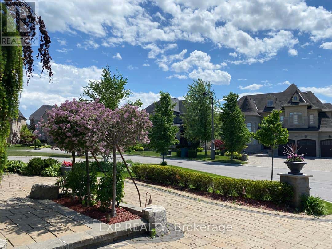 22 LONGTHORPE COURT — Aurora (Bayview Southeast), Ontario - Photo 3 of 47