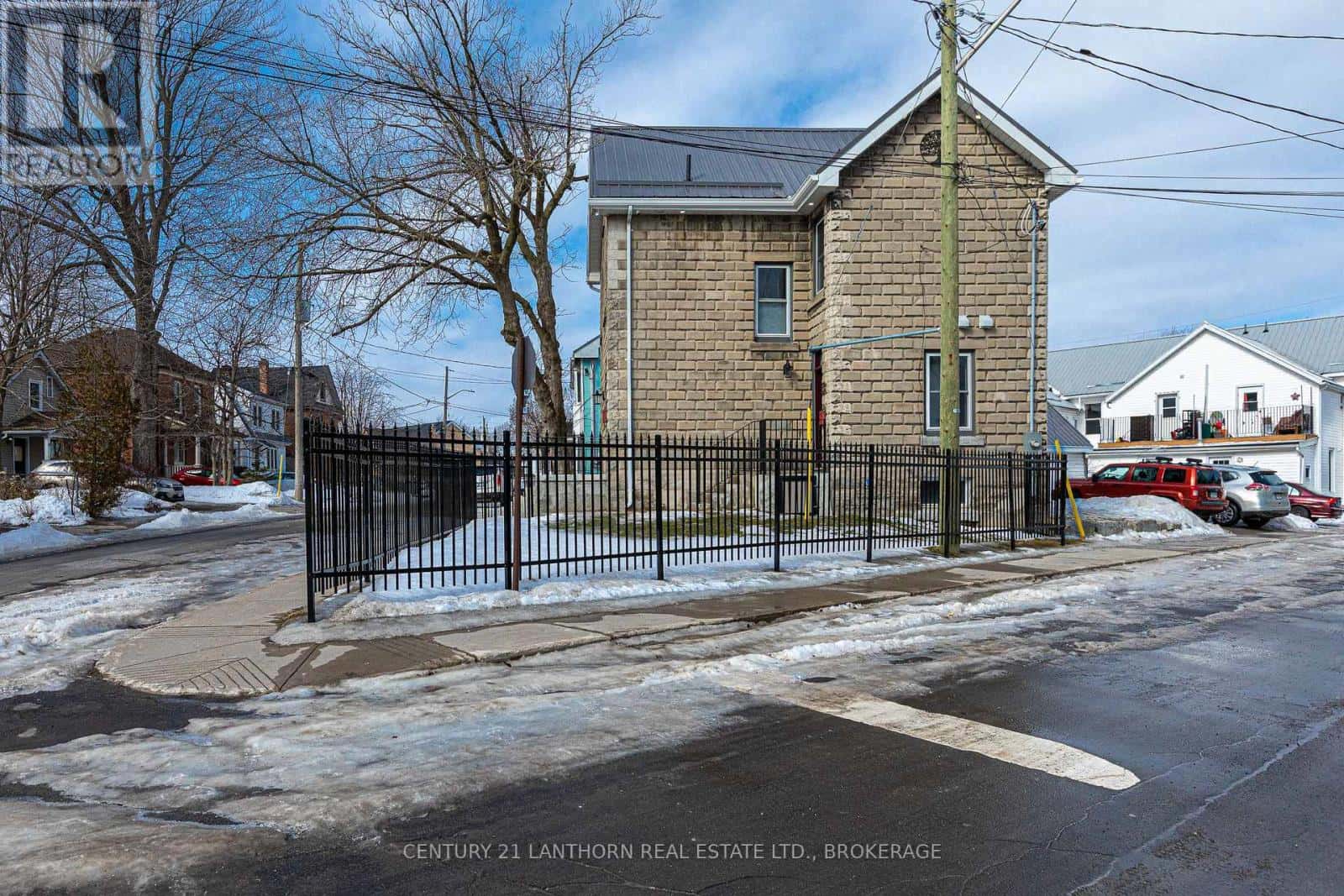 45 CHESTNUT STREET — Kingston (East of Sir John A. Blvd), Ontario - Photo 4 of 54