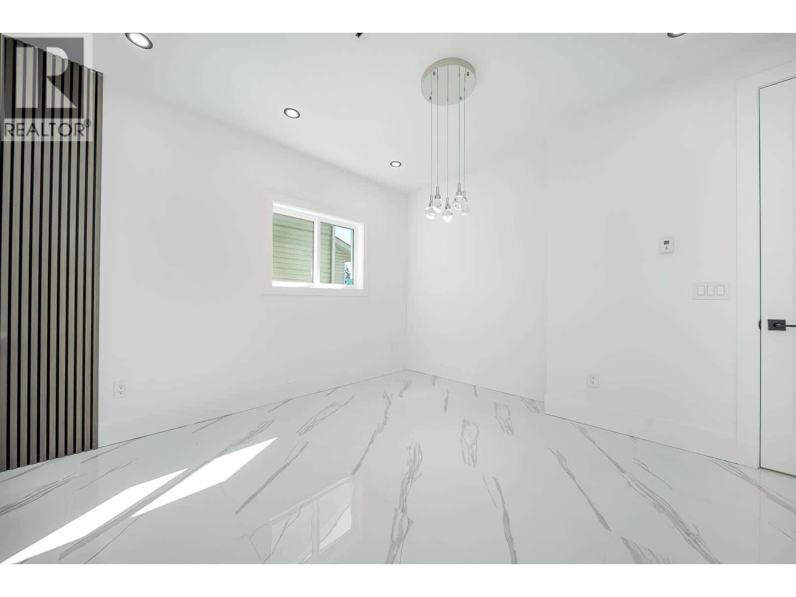 8012 11TH AVENUE — Burnaby - Photo 3 of 23