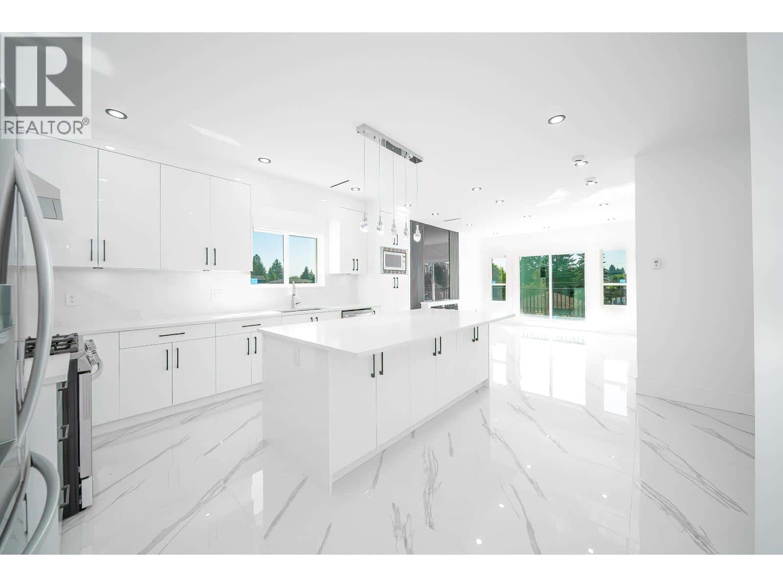 8012 11TH AVENUE — Burnaby - Photo 5 of 23