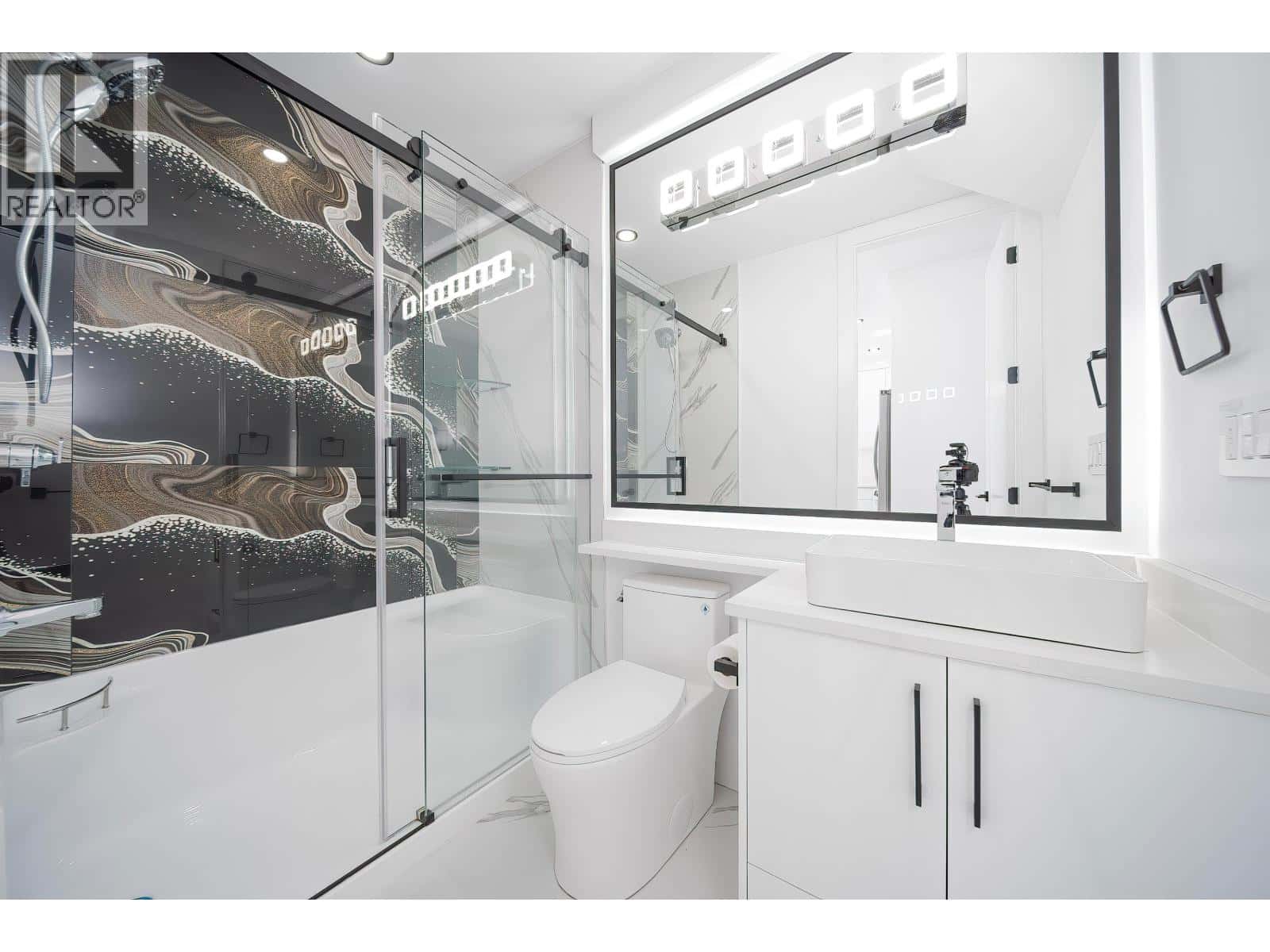 8012 11TH AVENUE — Burnaby - Photo 4 of 23