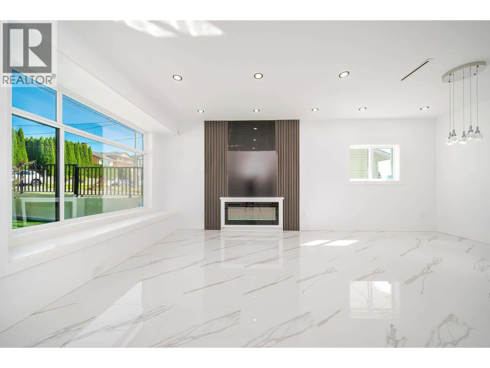 8012 11TH AVENUE — Burnaby - Photo 2 of 23