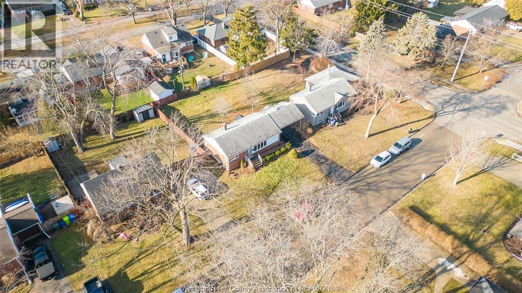 3209 DANDURAND — Windsor, Ontario - Photo 3 of 34