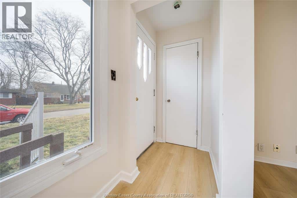 3209 DANDURAND — Windsor, Ontario - Photo 4 of 34