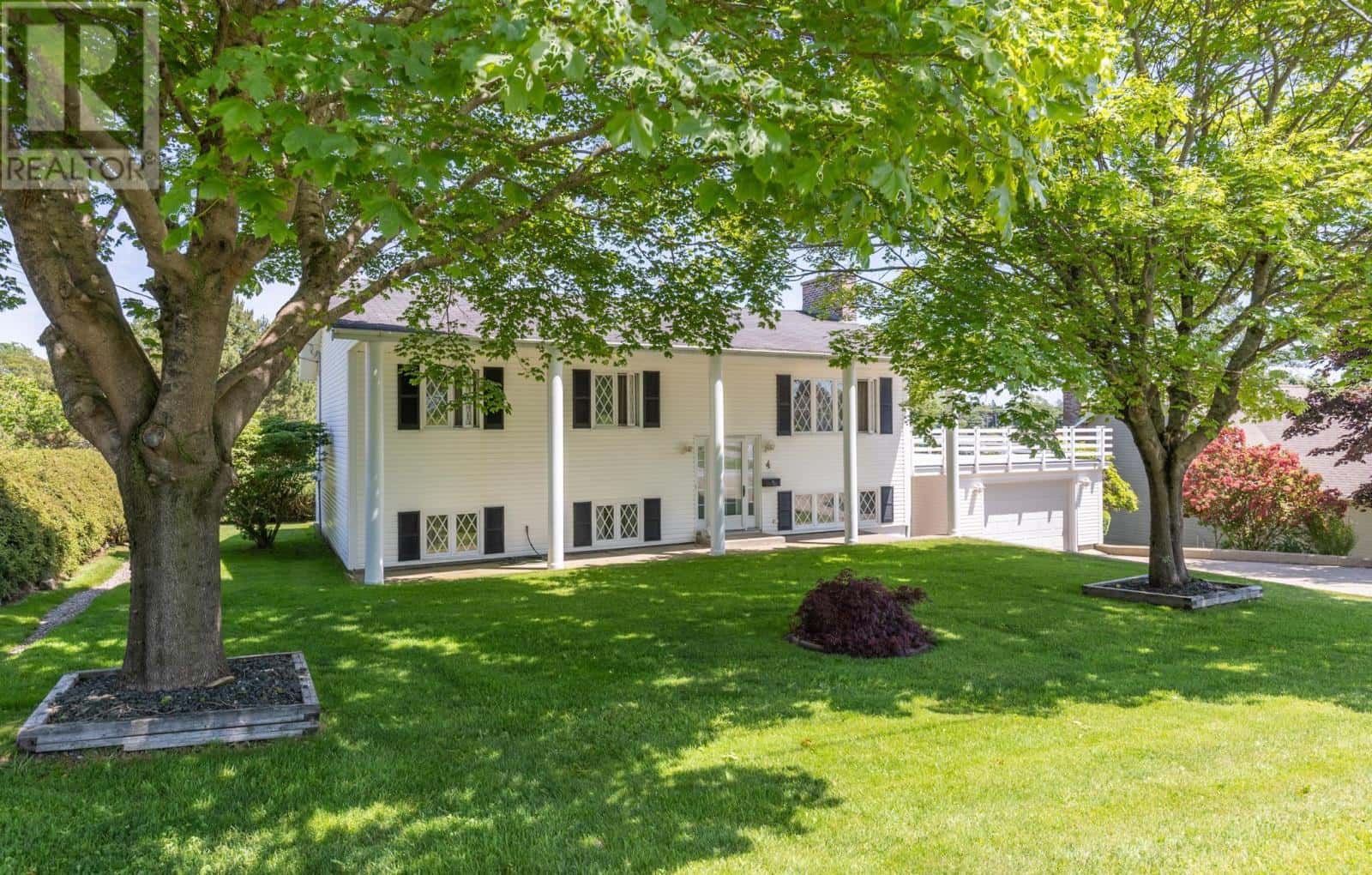 4 Harbourview Drive — Yarmouth, Nova Scotia - Photo 4 of 41