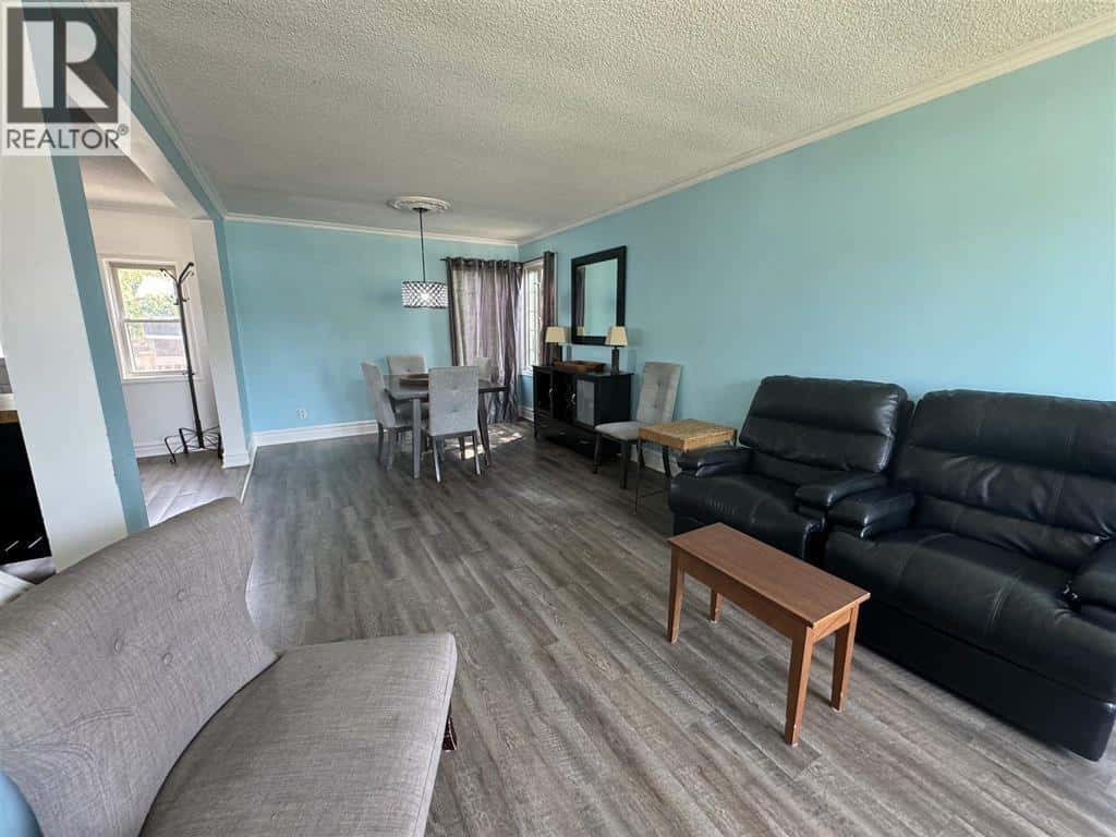 46 Neebig AVE — Manitouwadge, Ontario - Photo 3 of 22