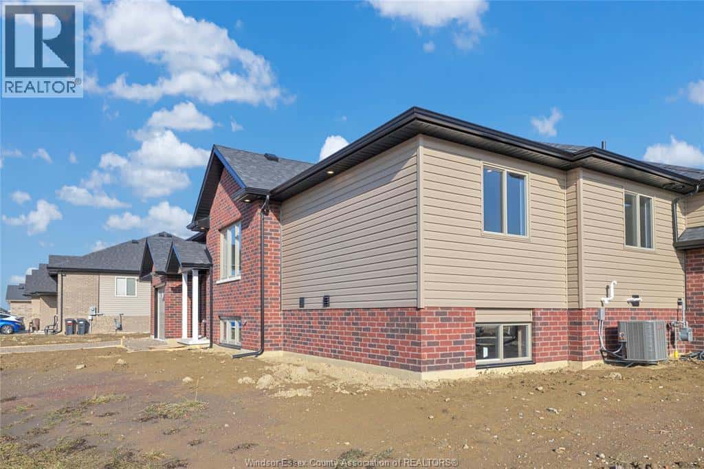 3198 VIOLA CRESCENT — Windsor, Ontario - Photo 3 of 31