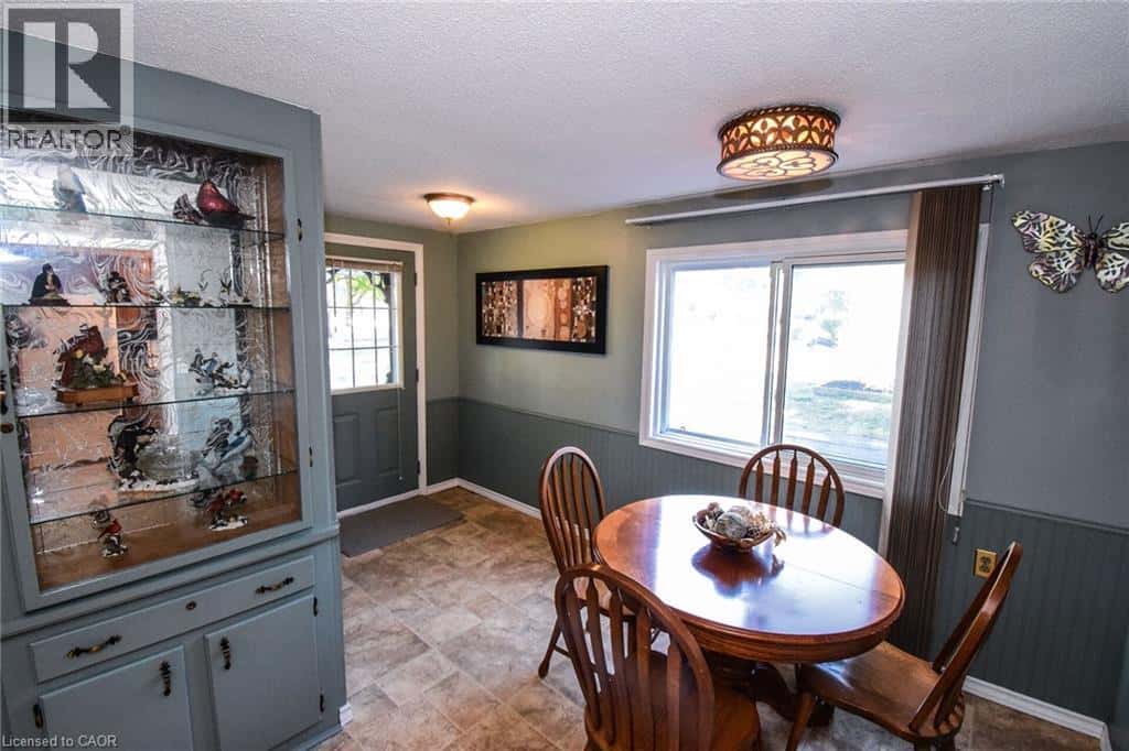 802 JOHN Street — Dunnville, Ontario - Photo 4 of 38