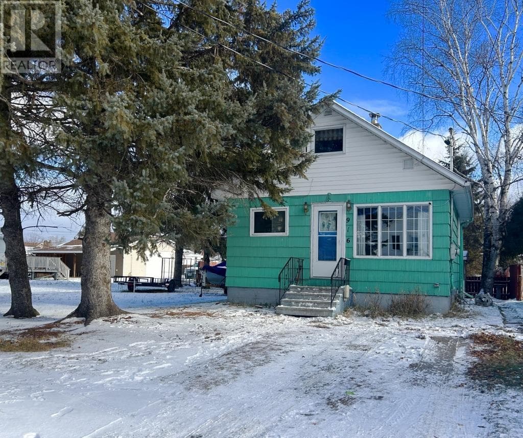 916-918 Victoria Avenue N — Fort Frances, Ontario - Main photo