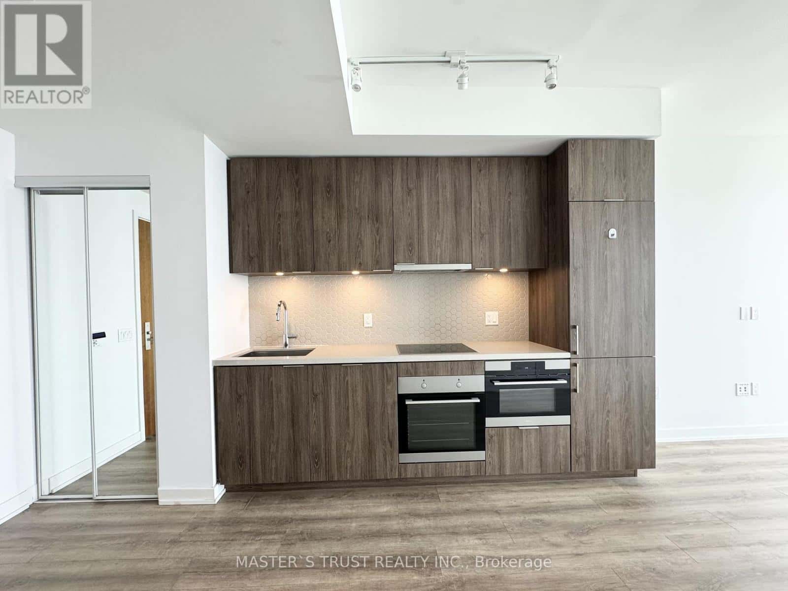 Toronto (Waterfront Communities) — Toronto (Waterfront Communities) - Photo 3 of 16