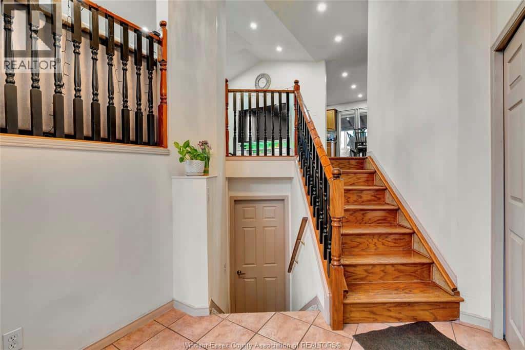 569 SACRED HEART — LaSalle, Ontario - Photo 2 of 41