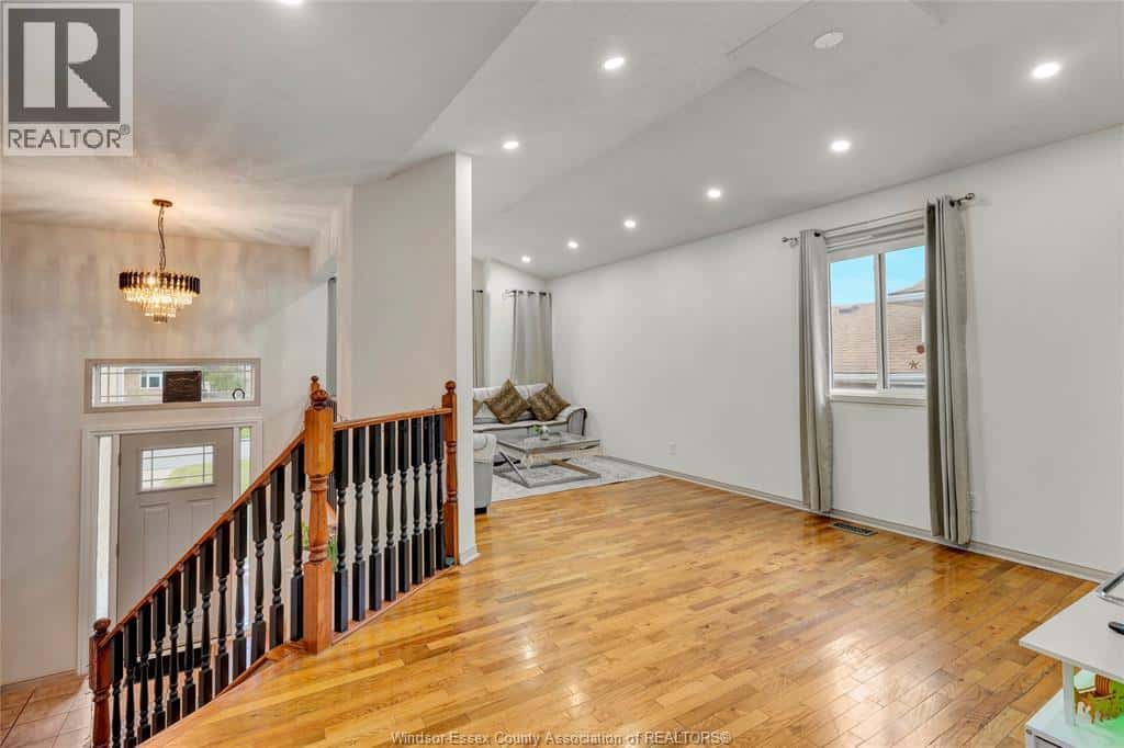 569 SACRED HEART — LaSalle, Ontario - Photo 4 of 41