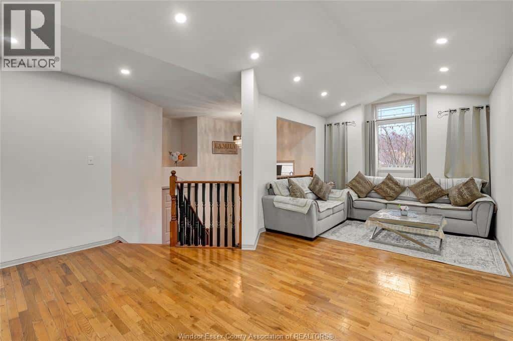 569 SACRED HEART — LaSalle, Ontario - Photo 5 of 41