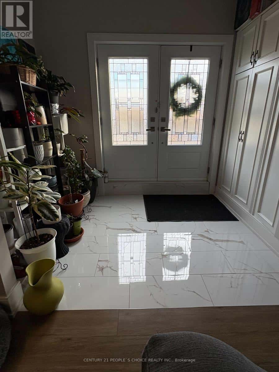 Toronto (Maple Leaf) — Toronto (Maple Leaf) - Photo 2 of 9