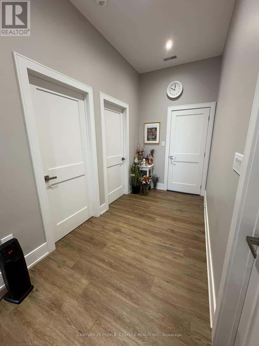 Toronto (Maple Leaf) — Toronto (Maple Leaf) - Photo 3 of 9