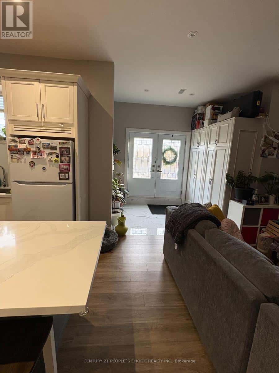 Toronto (Maple Leaf) — Toronto (Maple Leaf) - Photo 4 of 9