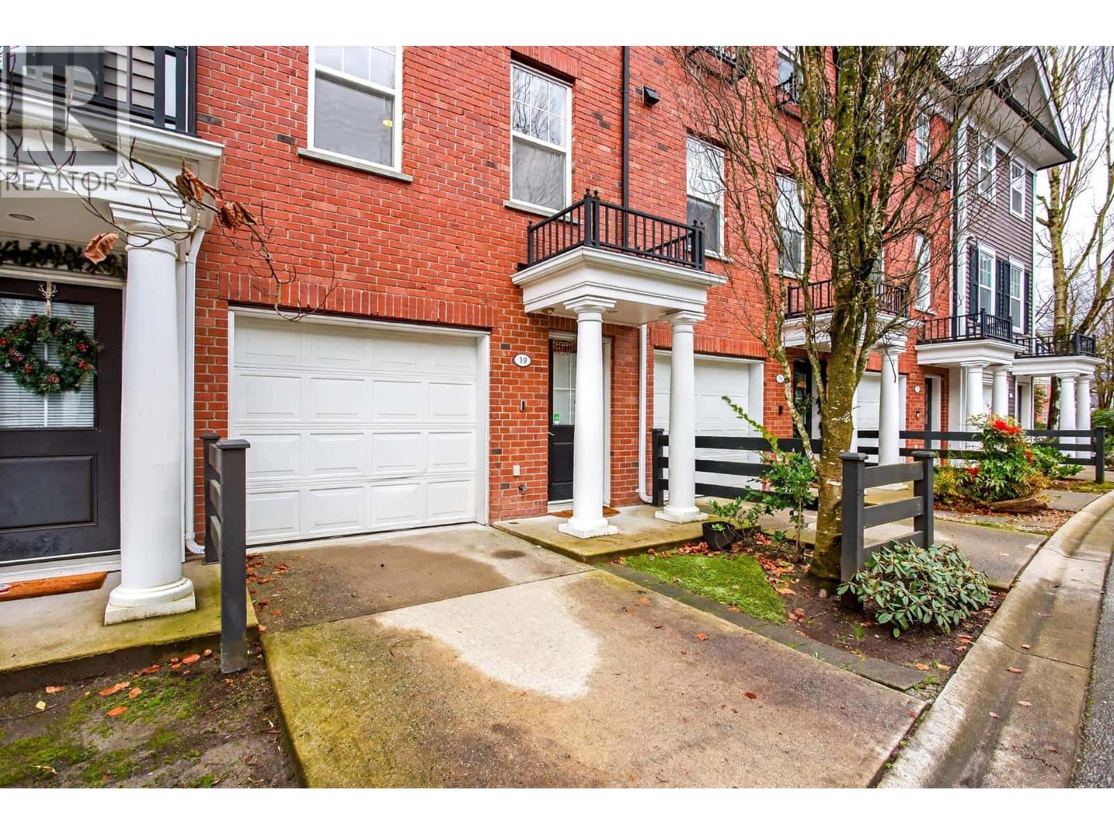 19 19572 FRASER WAY — Pitt Meadows, British Columbia - Photo 2 of 33