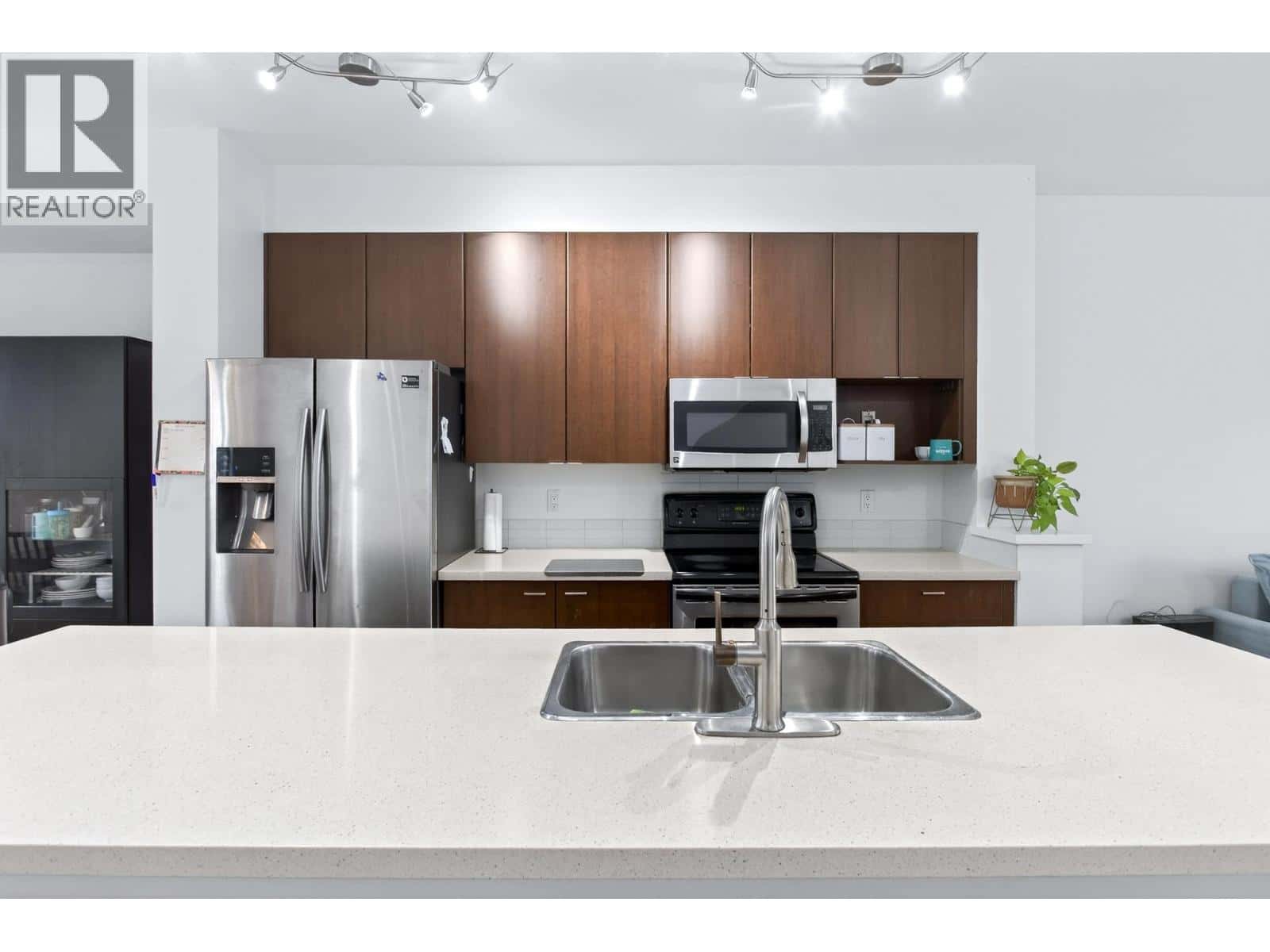 19 19572 FRASER WAY — Pitt Meadows, British Columbia - Photo 5 of 33