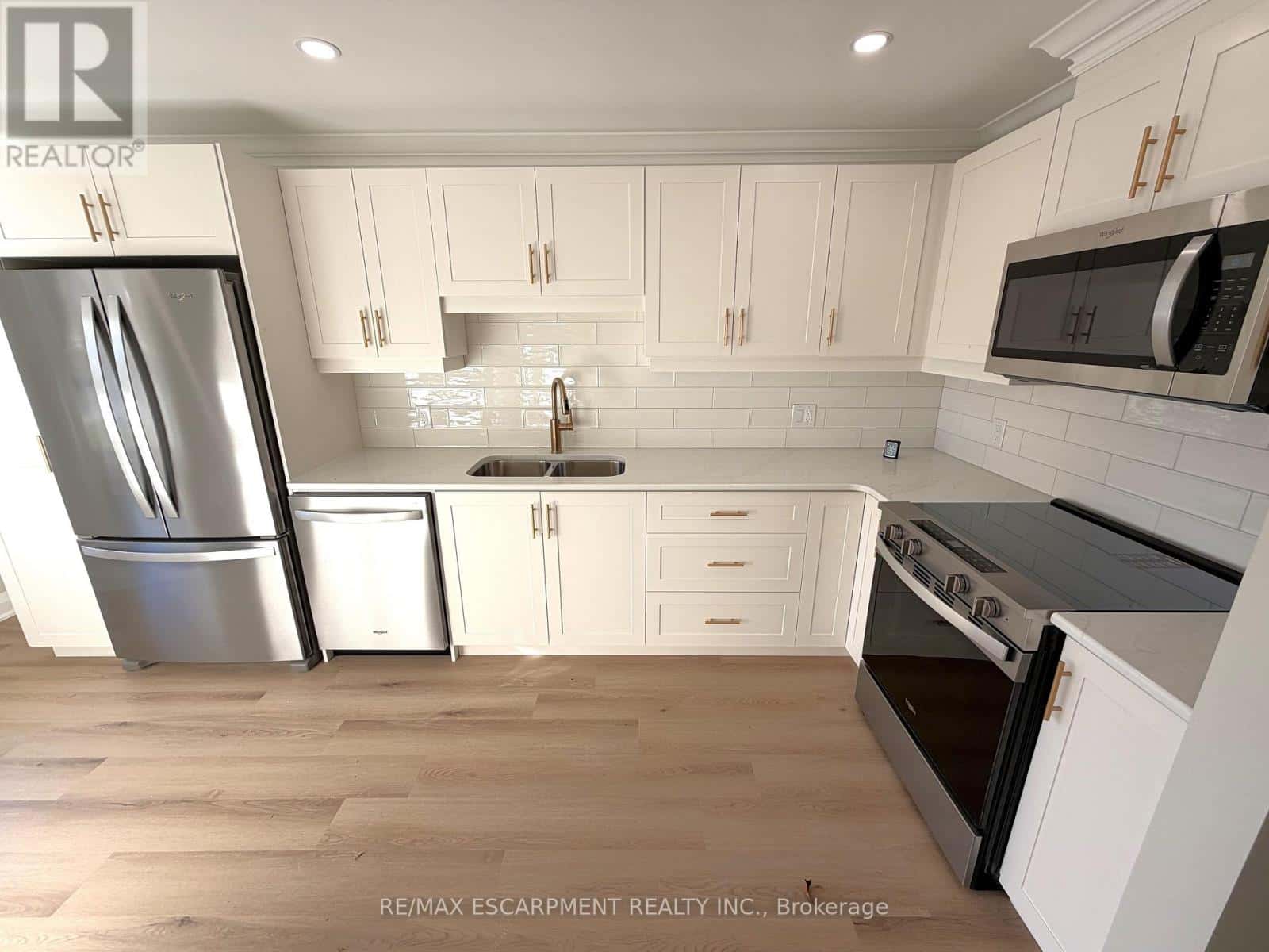 26 SZOLLOSY CIRCLE — Hamilton (Kennedy), Ontario - Photo 2 of 15