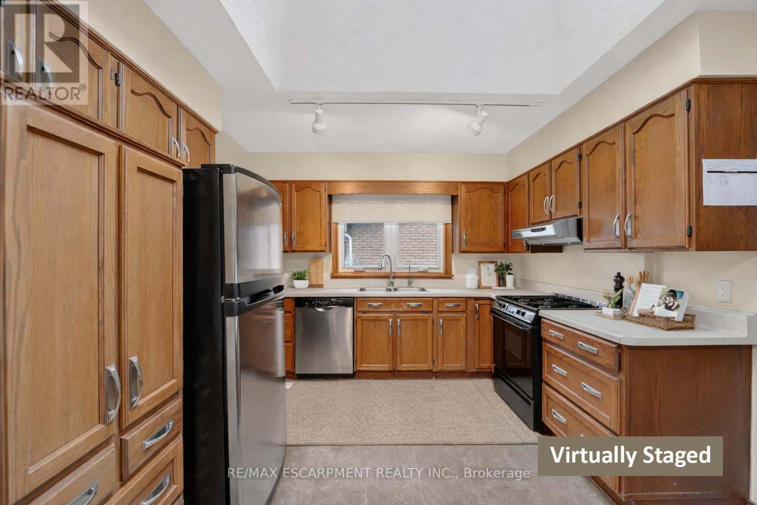 5 BRENTWOOD ROAD — Grimsby (Grimsby West), Ontario - Photo 5 of 24