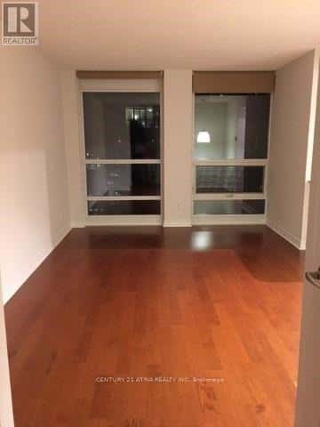 Toronto (Bay Street Corridor) — Toronto (Bay Street Corridor) - Photo 2 of 17