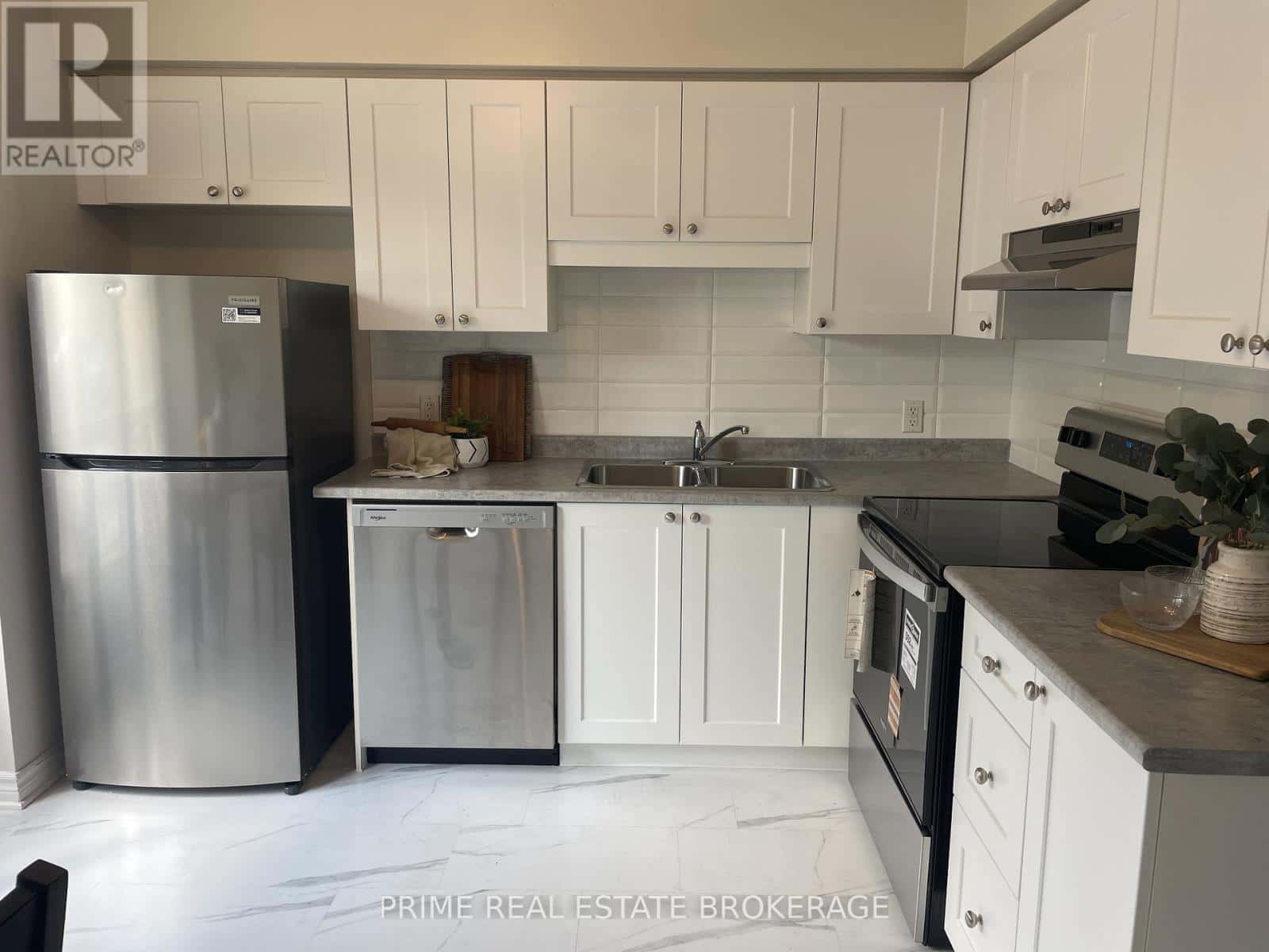 44 - 355 SANDRINGHAM CRESCENT — London South (South R), Ontario - Photo 2 of 54