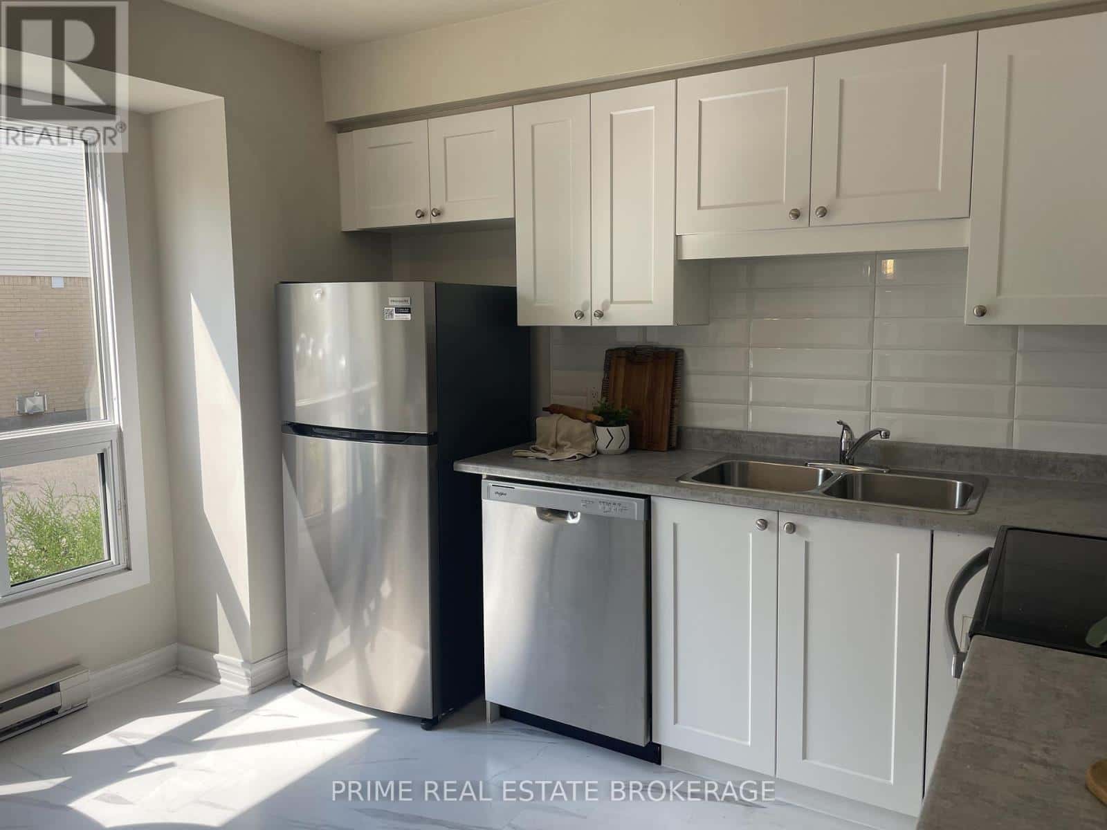 44 - 355 SANDRINGHAM CRESCENT — London South (South R), Ontario - Photo 3 of 54