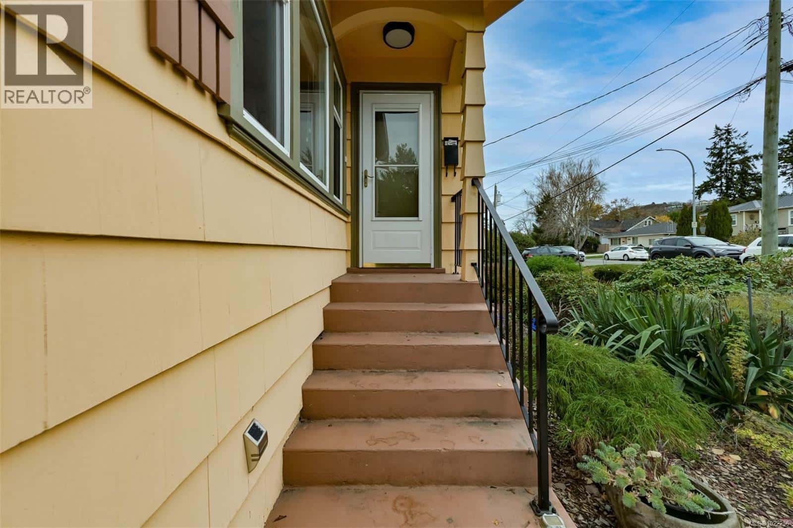 3312 Kingsley St — Saanich, British Columbia - Photo 3 of 65