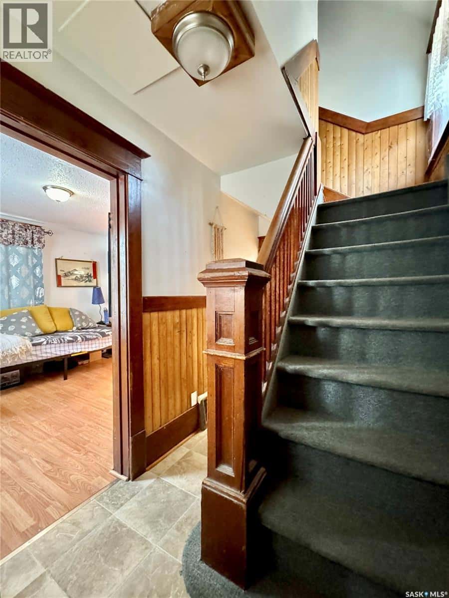 152 Sixth AVENUE N — Yorkton, Saskatchewan - Photo 3 of 37