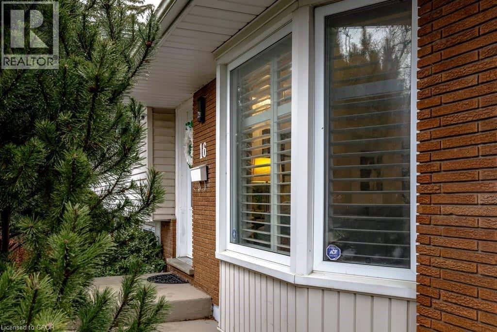 16 OLD OXFORD Road — St. Catharines, Ontario - Photo 3 of 50