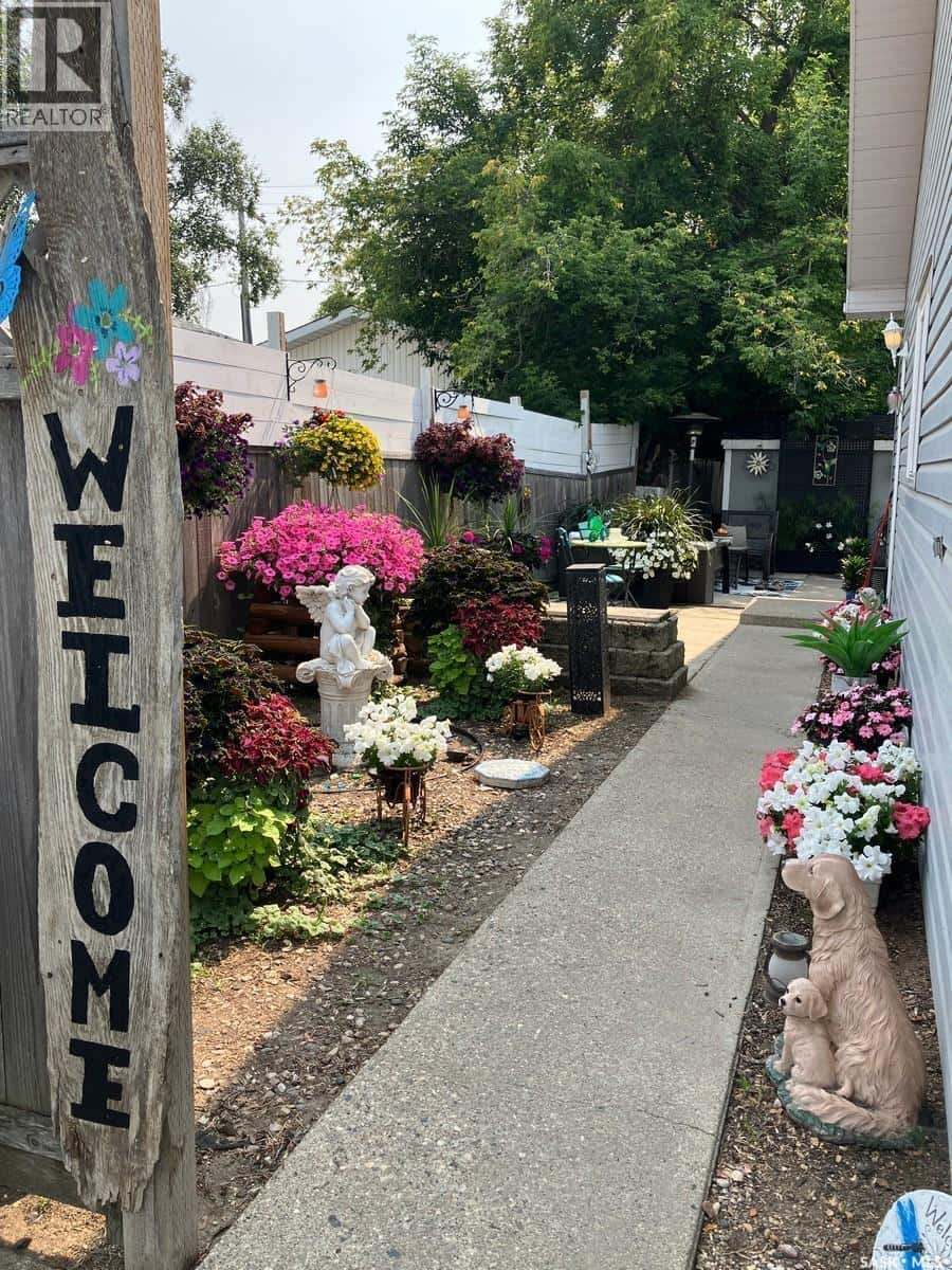 804 - 806 9th AVENUE W — Nipawin, Saskatchewan - Photo 2 of 50