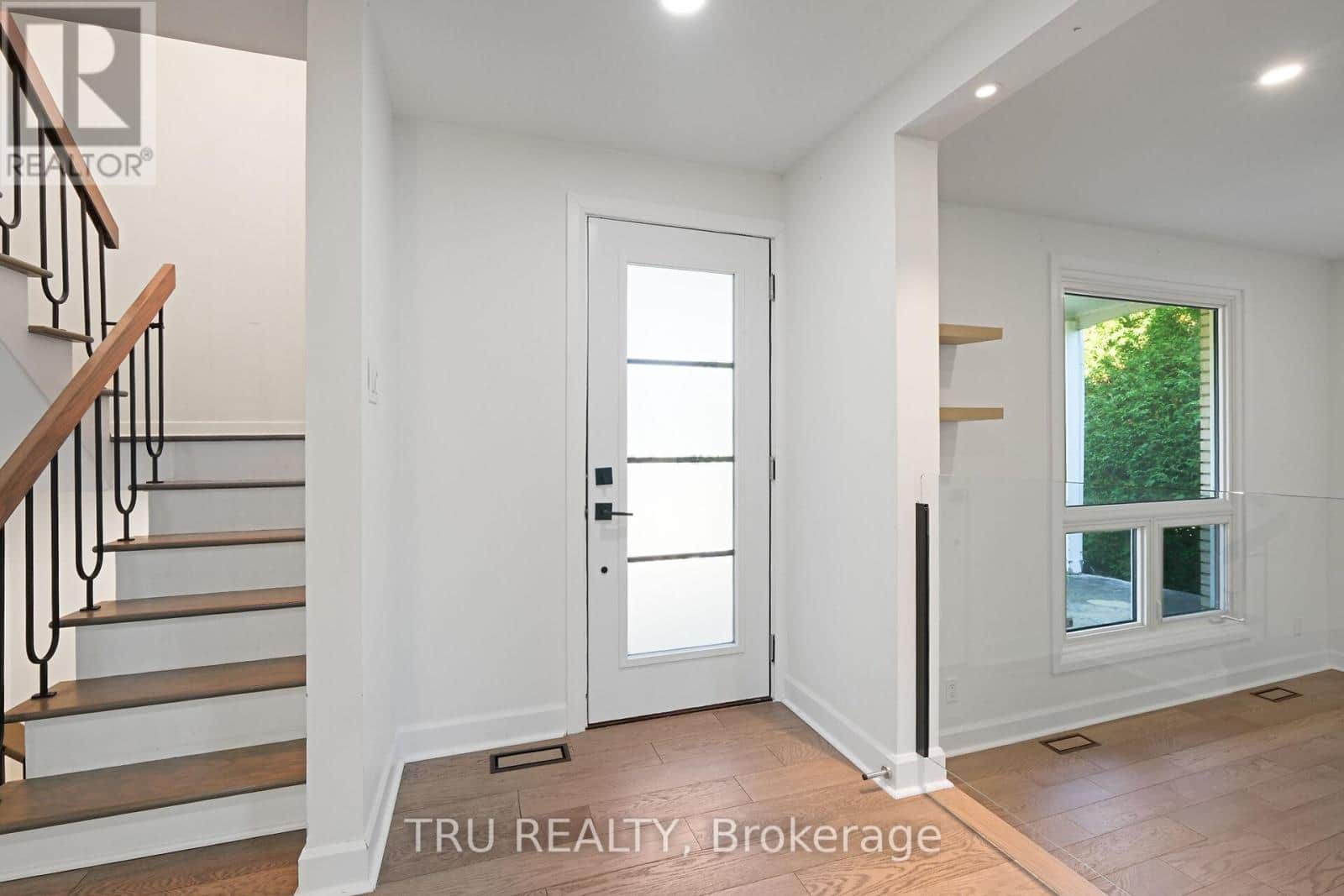 12 APACHE CRESCENT - Photo 5 of 48, Ottawa, Ontario