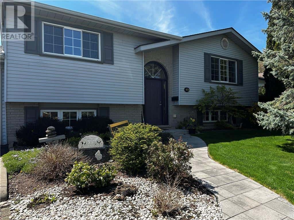 18 ROSS STREET — Norfolk (Waterford), Ontario - Photo 2 of 33