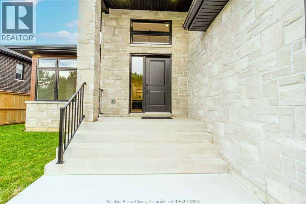 237 SANDYBROOK WAY — Kingsville, Ontario - Photo 4 of 41