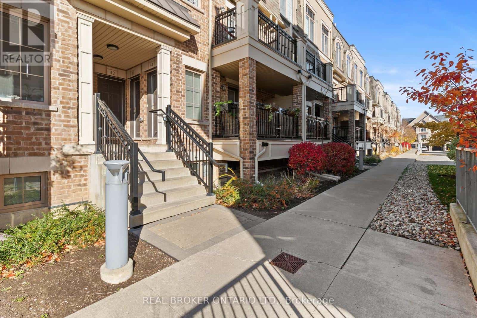 42 - 2441 GREENWICH DRIVE N — Oakville (WM Westmount), Ontario - Photo 2 of 30