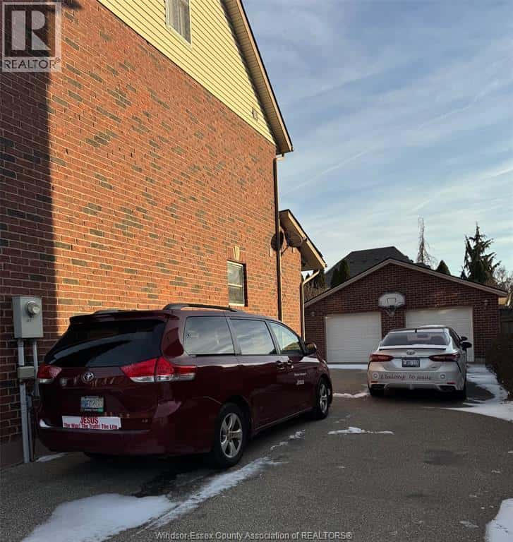 11833 SAVANNA STREET — Windsor - Photo 3 of 41