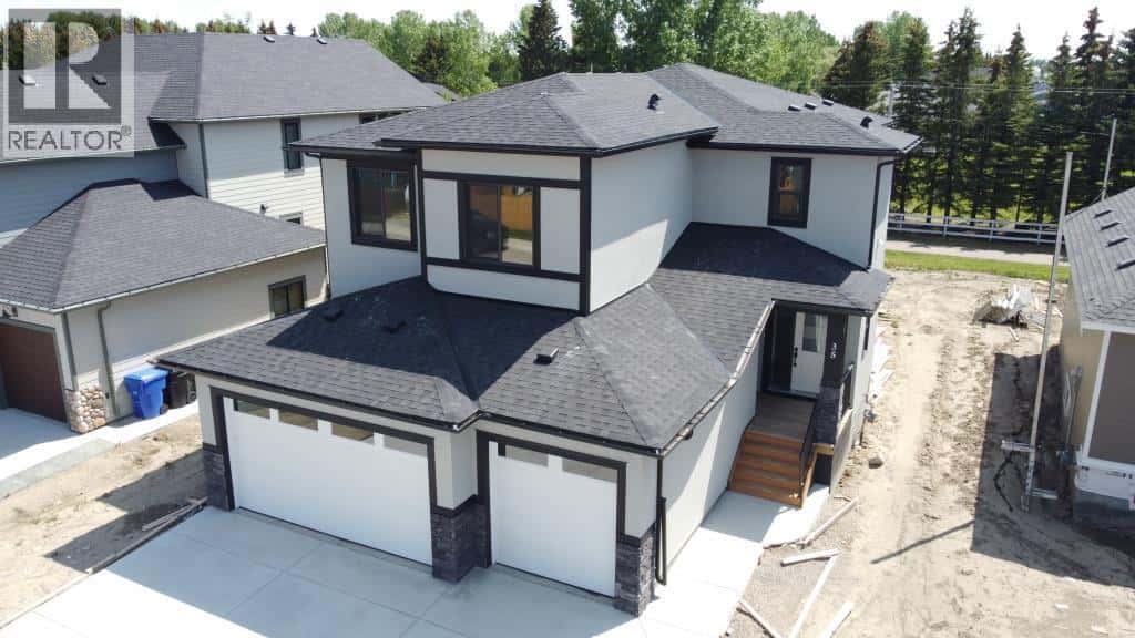 35 Viceroy Crescent — Olds, Alberta - Photo 2 of 40