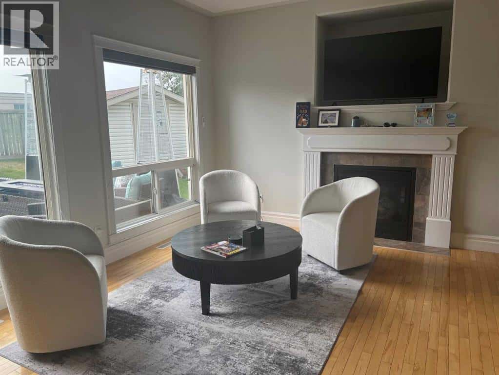 146 Plamondon Way — Fort McMurray, Alberta - Photo 4 of 37