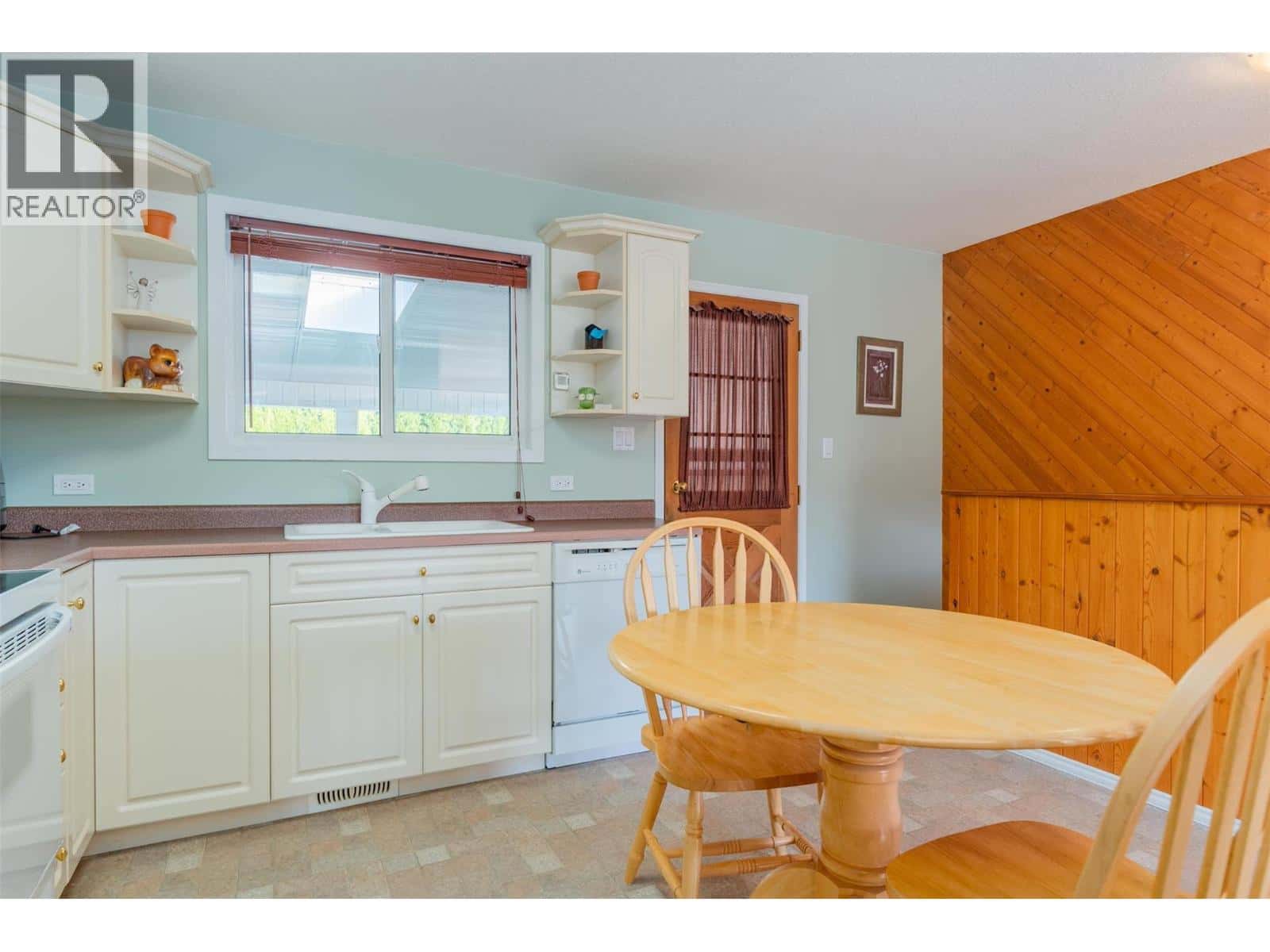 1043 Regan Crescent — Trail, British Columbia - Photo 5 of 53