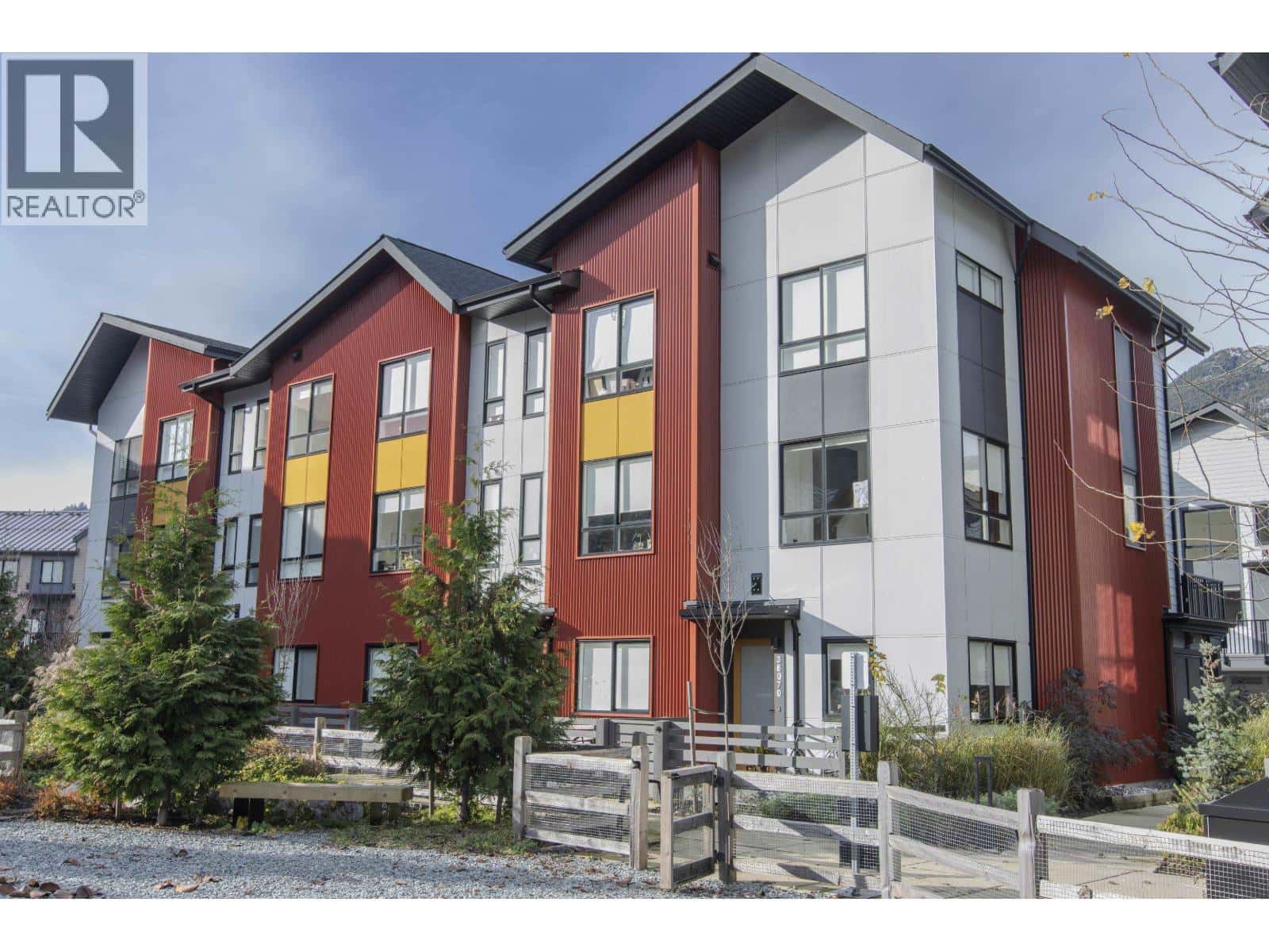 38070 HELM WAY — Squamish, British Columbia - Photo 2 of 30